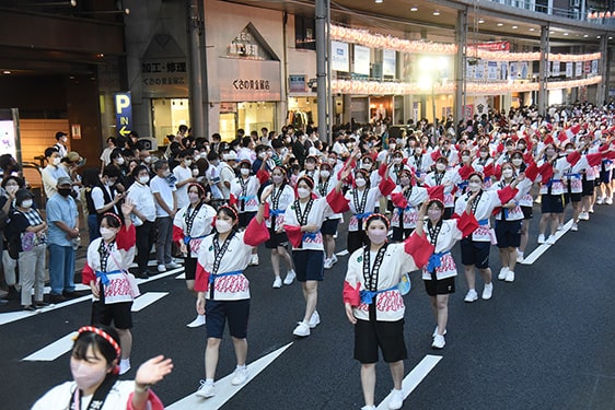 ６日踊り流し（大賞：ポラリス保健看護学院）