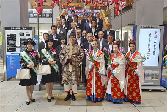 奈良市親善使節団　葛城王うねめと記念撮影（市役所）