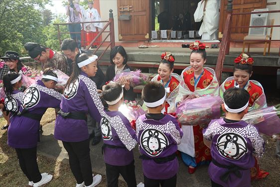 采女供養祭（うねめ太鼓小若組から花束）