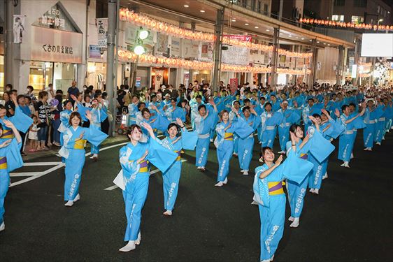 踊り流しの様子（保土谷化学工業　郡山工場）