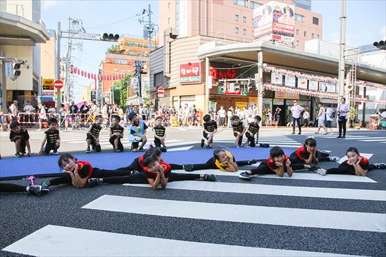 まちなかパフォーマンスステージ（KONアクロバット・体操教室）