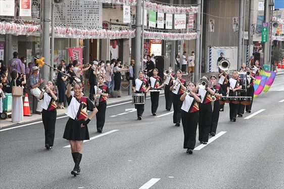 まちなかパフォーマンスステージ（郡山女子大付属高校マーチングバンド部）