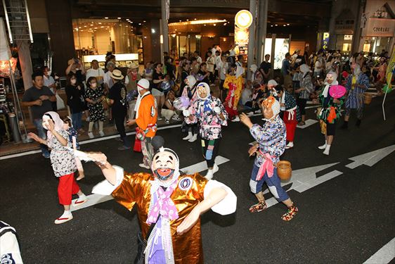 踊り流しの様子（ひょっとこ）