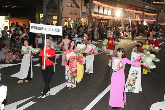 踊り流しの様子（在福島ベトナム協会）