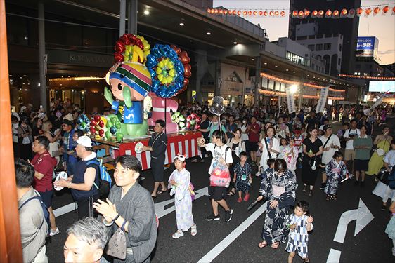 踊り流しの様子（郡山商工会議所青年部と一般参加の皆さん）