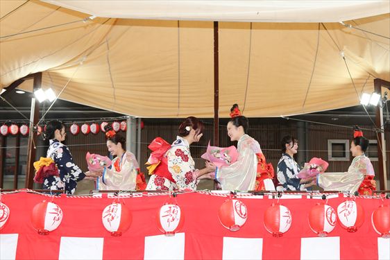 はなかつみを第６１代に託す（新旧ミスうねめ交代式）