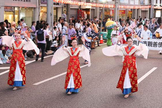 第６１代ミスうねめ（踊り流しの様子）
