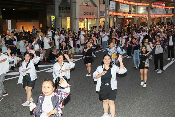 郡山健康科学専門学校 日本語学科（踊り流しの様子）
