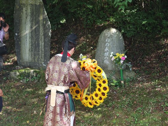采女供養祭/春姫に献花（片平町・采女神社）