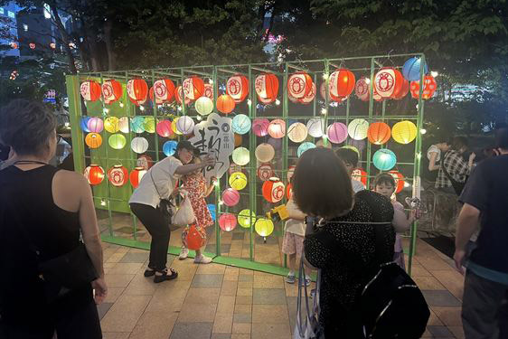 提灯のトンネル（駅前広場）